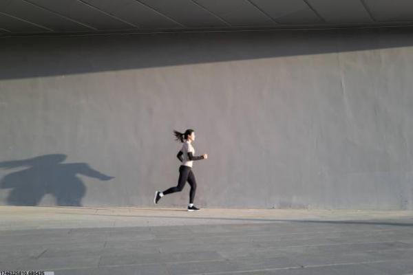 如何通过体育项目提高孩子的自信心与独立性(图1)